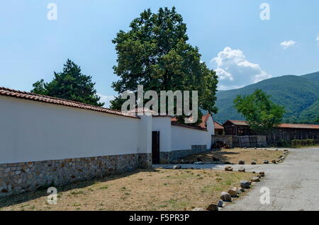 Clôture de l'ancienne et de la nouvelle partie à l'église, Monastère Batkun 'St. Saint Pierre et Paul ', Pazardzhik, Rhodope, Bulgarie Banque D'Images