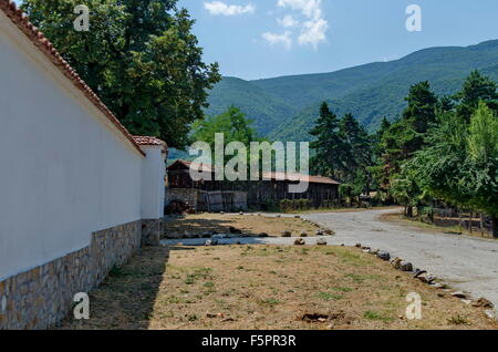 Clôture de l'ancienne et de la nouvelle partie à l'église, Monastère Batkun 'St. Saint Pierre et Paul ', Pazardzhik, Rhodope, Bulgarie Banque D'Images