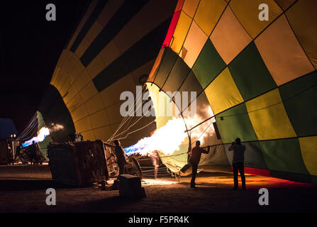 Brûleur gaz remplissant les ballons à air tôt le matin à l'aube Banque D'Images