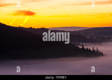 Brume sur la vallée du lac de Windermere de Todd Crag dans le Lake District, UK, à l'aube. Banque D'Images