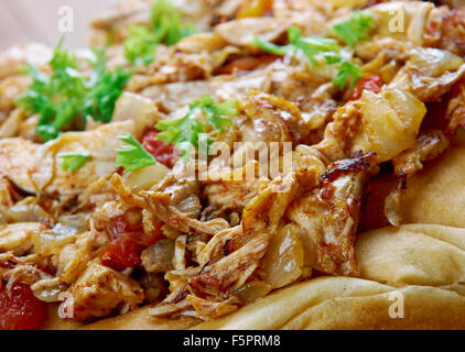 - Musakhan jordaniens et palestiniens dish.ailes de poulet cuit avec des oignons, sumac, piment, safran, servi sur pain taboon Banque D'Images