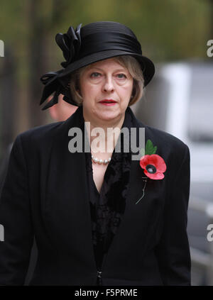 Londres, Royaume-Uni. Nov 8, 2015. Ministre de l'intérieur Theresa peut quitter Downing Street pour assister le dimanche du Jour du Souvenir au cénotaphe de Whitehall. Crédit : Paul Marriott Photography/Alamy Live News Banque D'Images