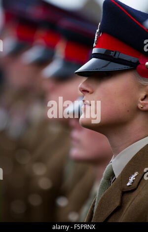 Rangée de femmes soldats de l'armée britannique se tenant à l'attention, portant des casquettes kaki rouges. Défilé militaire à Blackpool, Lancashire, Royaume-Uni, le 8 novembre 2015. Femmes soldats de l'armée, portant un anneau d'oreille; le défilé du dimanche du souvenir au Cenotaph du Lancashire. Banque D'Images