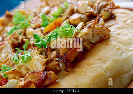 - Musakhan jordaniens et palestiniens dish.ailes de poulet cuit avec des oignons, sumac, piment, safran, servi sur pain taboon Banque D'Images