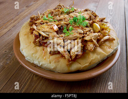 - Musakhan jordaniens et palestiniens dish.ailes de poulet cuit avec des oignons, sumac, piment, safran, servi sur pain taboon Banque D'Images