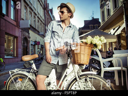 Homme élégant sur le vélo rétro Banque D'Images