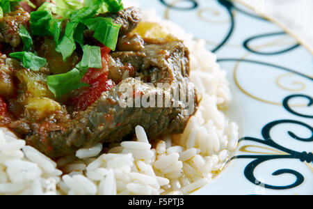 Alinazik kebab - home-style plat turc . surmonté de cubes d'agneau sautés, servi avec du riz pilaf. Banque D'Images