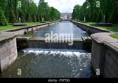 Canal à Peterhof Palace. Saint-pétersbourg, Russie- 3 juin, 2015 Banque D'Images