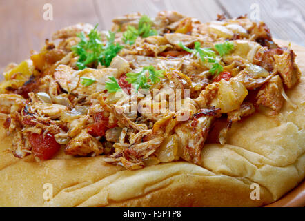 - Musakhan jordaniens et palestiniens dish.ailes de poulet cuit avec des oignons, sumac, piment, safran, servi sur pain taboon Banque D'Images