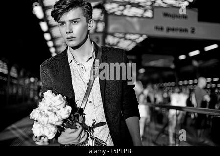 Guy Standing charmant dans la gare Banque D'Images