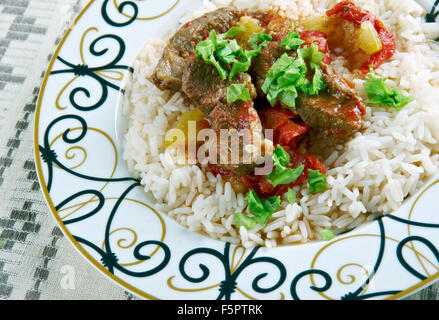 Alinazik kebab - home-style plat turc . surmonté de cubes d'agneau sautés, servi avec du riz pilaf. Banque D'Images