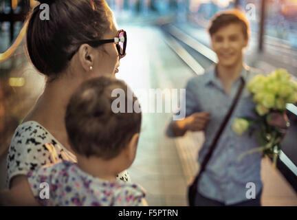 Famille heureuse sur une gare ferroviaire Banque D'Images