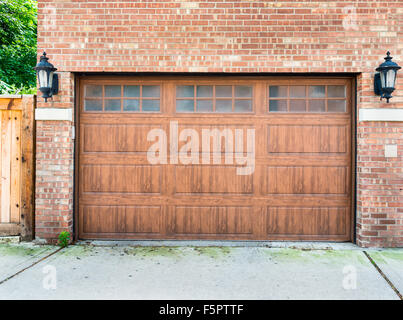 Porte de garage haut de gamme sur une maison en brique d'un quartier chic Banque D'Images