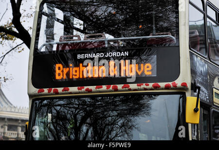 Brighton, UK. Nov 8, 2015. Un bus nommé d'après 2e guerre mondiale Bernard Jordan prend part au défilé dans la ville de Brighton et Hove un acte de commémoration publique tenue au Monument commémoratif de guerre du Canada, à l'Old Steine . Bernard Jordan était l'ancien combattant qui a disparu depuis une maison de soins à Brighton pour prendre part à la 70e célébrations du débarquement de Normandie en 2014 Photo prise par Simon Dack/Alamy Live News Banque D'Images