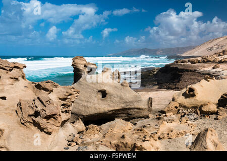 Vue sur la côte nord de Jandía avec ses formations rocheuses à Fuerteventura, Espagne Banque D'Images