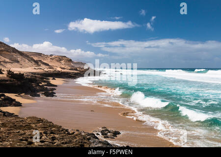 Vue d'une plage de la côte nord de Jandía avec ses formations rocheuses à Fuerteventura, Espagne Banque D'Images