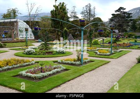Jardin clos victorien à l'abbaye de Kylemore Irlande Connemara Banque D'Images