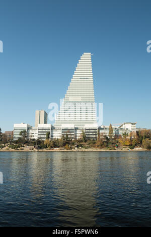 Une photographie de la nouvelle tour de Roche (bâtiment 1, ou Bau 1) sur les rives du Rhin à Bâle, Suisse. Banque D'Images