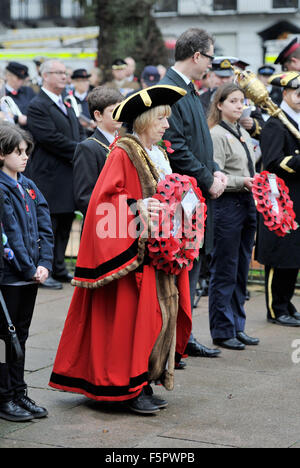 Brighton, UK. Nov 8, 2015. Le maire de Brighton et Hove Conseiller Lynda Hyde dépose une gerbe à la ville de Brighton et Hove un acte de commémoration publique tenue au Monument commémoratif de guerre du Canada, à l'Old Steine Banque D'Images