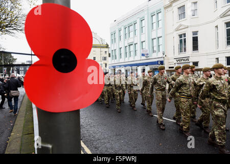 Brighton, UK. Nov 8, 2015. Le défilé dans la ville de Brighton et Hove un acte de commémoration publique tenue au Monument commémoratif de guerre du Canada, à l'Old Steine Banque D'Images