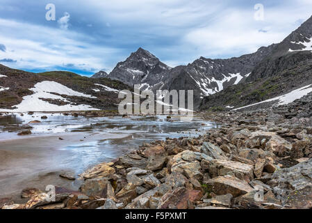 Rochers, l'eau et d'alluvions de sable dans une petite montagne vallée formée par l'érosion glaciaire. Gamme Tunka Banque D'Images