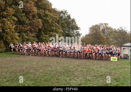 La ligne de masse d'hommes prêts à participer à la course de cross country sur un jour d'automne humide pluie prêt sur la ligne de départ en attente de gun Banque D'Images