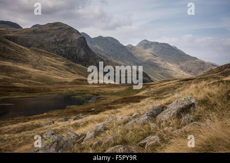 Sur le chemin en direction de crinkle crags & bowfell avec tarn rouge sur la gauche Banque D'Images