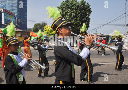 À Makassar, Indonésie. 05Th Nov, 2015. Les enfants soufflent à cornes Culture Makassar Carnaval. Le carnaval qui a eu lieu pour célébrer le 408e anniversaire de la ville de Makassar. Santiago Riezky Crédit : Yermia/Alamy Live News Banque D'Images