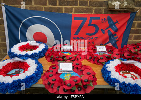 Biggin Hill,UK,8 novembre 2015,Couronnes au St George's RAF Chapelle après un souvenir servic Crédit : Keith Larby/Alamy Live News Banque D'Images