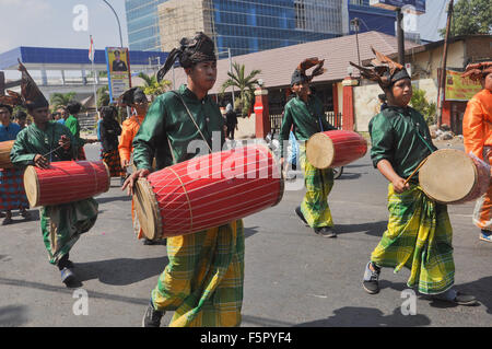 À Makassar, Indonésie. 05Th Nov, 2015. Les hommes jouent kendang à Makassar Culture Carnaval. Le carnaval qui a eu lieu pour célébrer le 408e anniversaire de la ville de Makassar. Santiago Riezky Crédit : Yermia/Alamy Live News Banque D'Images