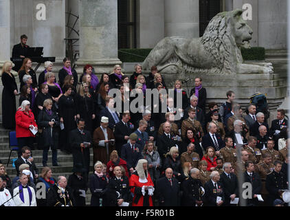 Portsmouth, Hampshire, Royaume-Uni. Nov 8, 2015. Portsmouth arrêté toujours en silence aujourd'hui pour marquer ceux qui sont tombés dans les guerres à travers le monde. La foule s'arrêta pour marquer un silence poignant ce Dimanche du souvenir. Des milliers de personnes ont investi la Place Guildhall comme anciens combattants, des leaders communautaires, les chefs religieux et du personnel des forces canadiennes qui ont pris part à la journée Crédit : UKNIP/Alamy Live News Banque D'Images