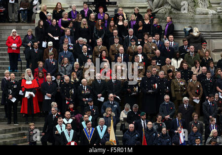 Portsmouth, Hampshire, Royaume-Uni. Nov 8, 2015. Portsmouth arrêté toujours en silence aujourd'hui pour marquer ceux qui sont tombés dans les guerres à travers le monde. La foule s'arrêta pour marquer un silence poignant ce Dimanche du souvenir. Des milliers de personnes ont investi la Place Guildhall comme anciens combattants, des leaders communautaires, les chefs religieux et du personnel des forces canadiennes qui ont pris part à la journée Crédit : UKNIP/Alamy Live News Banque D'Images