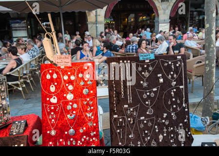 Bijoux artisanaux boucles d,colliers,bijoux artisanaux boucles,colliers,à vendre à ce caler le jour du marché à Limoux Banque D'Images