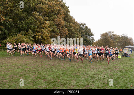 La ligne de masse d'hommes prêts à participer à la course de cross country sur un jour d'automne humide pluie prêt sur la ligne de départ en attente de gun Banque D'Images