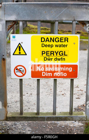 Danger eau profonde pas de signe de natation à la partie supérieure du réservoir du barrage de Llyn Brianne, Mid Wales, UK en novembre Banque D'Images