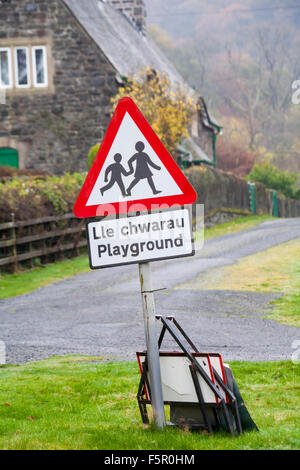 Panneau de terrain de jeu, signalisation routière pour enfants, au village d'Elan dans la vallée d'Elan, Powys, Mid Wales, Royaume-Uni en novembre - triangle de signalisation routière triangulaire Banque D'Images