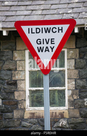 Panneau de signalisation routière à Elan Valley, Powys, Mid Wales, Royaume-Uni en novembre - triangle de signalisation routière triangulaire Banque D'Images