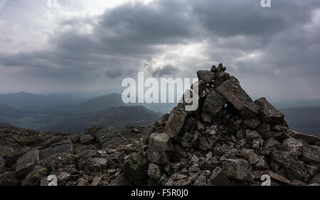 Le cairn du sommet de crinkle crags Banque D'Images