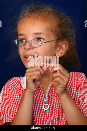 L'enseignement des besoins spéciaux, en utilisant makaton signature à l'école les enfants d'Elmtree, Chesham, Buckinghamshire. Banque D'Images