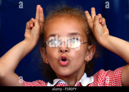 L'enseignement des besoins spéciaux, en utilisant makaton signature à l'école les enfants d'Elmtree, Chesham, Buckinghamshire. Banque D'Images