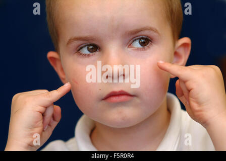 L'enseignement des besoins spéciaux, en utilisant makaton signature à l'école les enfants d'Elmtree, Chesham, Buckinghamshire. Banque D'Images