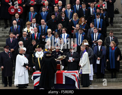 Portsmouth, Hampshire, Royaume-Uni. Nov 8, 2015. Portsmouth arrêté toujours en silence aujourd'hui pour marquer ceux qui sont tombés dans les guerres à travers le monde. La foule s'arrêta pour marquer un silence poignant ce Dimanche du souvenir. Des milliers de personnes ont investi la Place Guildhall comme anciens combattants, des leaders communautaires, les chefs religieux et du personnel des forces canadiennes qui ont pris part à la journée Crédit : UKNIP/Alamy Live News Banque D'Images