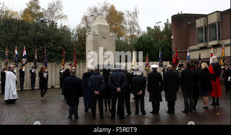 Portsmouth, Hampshire, Royaume-Uni. Nov 8, 2015. Portsmouth arrêté toujours en silence aujourd'hui pour marquer ceux qui sont tombés dans les guerres à travers le monde. La foule s'arrêta pour marquer un silence poignant ce Dimanche du souvenir. Des milliers de personnes ont investi la Place Guildhall comme anciens combattants, des leaders communautaires, les chefs religieux et du personnel des forces canadiennes qui ont pris part à la journée Crédit : UKNIP/Alamy Live News Banque D'Images