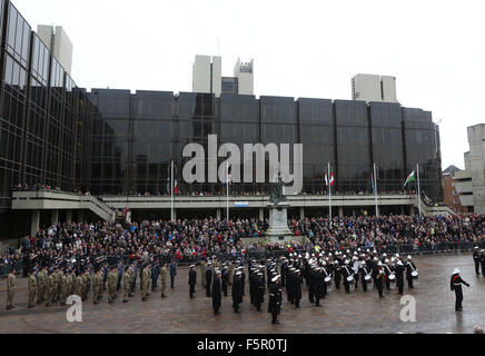 Portsmouth, Hampshire, Royaume-Uni. Nov 8, 2015. Portsmouth arrêté toujours en silence aujourd'hui pour marquer ceux qui sont tombés dans les guerres à travers le monde. La foule s'arrêta pour marquer un silence poignant ce Dimanche du souvenir. Des milliers de personnes ont investi la Place Guildhall comme anciens combattants, des leaders communautaires, les chefs religieux et du personnel des forces canadiennes qui ont pris part à la journée Crédit : UKNIP/Alamy Live News Banque D'Images