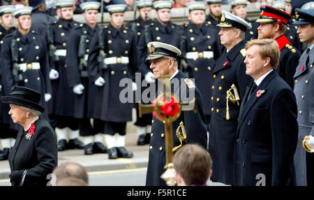 Londres, Grande-Bretagne. 05Th Nov, 2015. La Grande-Bretagne La reine Elizabeth II, le Prince Philip, duc d'Édimbourg, le Prince Andrew, duc de York, le Roi Willem-Alexander des Pays-Bas, le prince Harry et le Prince William, duc de Cambridge, au cours de la cérémonie du souvenir dimanche au cénotaphe de Londres, Grande-Bretagne, 08 novembre 2015. La Grande-Bretagne a observé le Jour du Souvenir le 08 novembre, en mémoire de la guerre morts. Photo : Albert Nieboer/PRE/dpa/Alamy Live News Banque D'Images