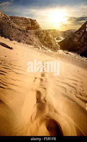 Les montagnes et les dunes de sable au coucher du soleil Banque D'Images