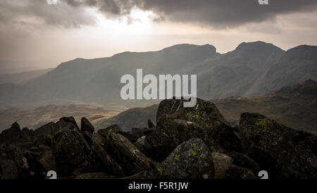 Du sommet du Bowfell face aux montagnes de l'scafell Banque D'Images