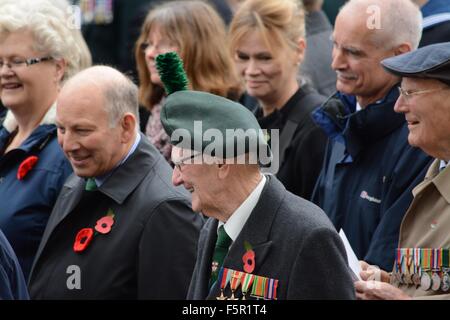 Londres, Royaume-Uni. 8 novembre, 2015. UK Dimanche du souvenir. Des sourires avec les autres anciens combattants Anciens combattants au cours de UK défilé du jour du Souvenir à Londres. Crédit : Marc Ward/Alamy Live News Banque D'Images