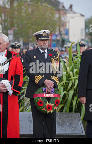 Orpington,UK,8 novembre 2015 commandant,Larry Trim du Haut-commissariat du Canada dépose une gerbe à Orpington Kent à l'occasion d'un crédit d'ceremon : Keith Larby/Alamy Live News Banque D'Images