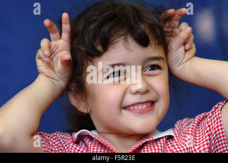 L'enseignement des besoins spéciaux, en utilisant makaton signature à l'école les enfants d'Elmtree, Chesham, Buckinghamshire. Banque D'Images